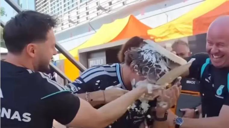 Formula 1/ Nga torta te salca djegëse, lufta e çmendur mes Kimit dhe Bono-s te skuadra Mercedes Ajo që nisi me një tortë në fytyrë është kthyer në një nga “luftërat” më zbavitëse brenda Mercedesit. 4 orë më parë 1 Burim