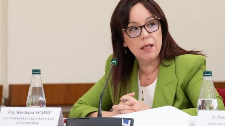 Evis Sala dha dorëheqjen, Klodiana Spahiu emërohet Ministre e Shëndetësisë Klodiana Spahiu është emëruar ministre e re e Shëndëtësisë. 6 orë më parë 5 Burime